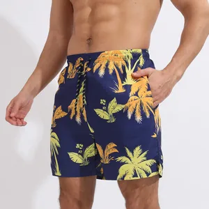 Détail du short de plage bleu marine pour homme avec imprimé palmier jaune.