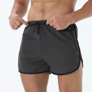 Detalle de los pantalones cortos deportivos de hombre con cordón elástico y tejido de malla