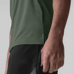 Gros plan d'un débardeur en maille olive pour hommes montrant la fente de l'ourlet.