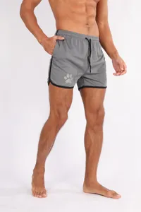 Detailansicht der grauen schnelltrocknenden Herren-Sportshorts aus Bird's-Eye-Mesh.