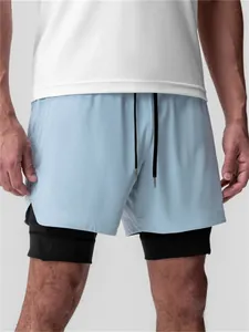Détail du short de sport 2-en-1 pour homme avec couche extérieure bleu clair et fente