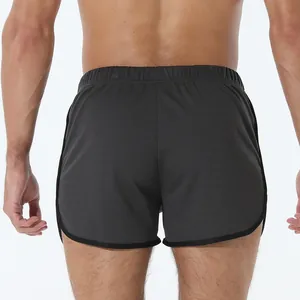 Vista posterior detallada de los pantalones cortos deportivos grises de secado rápido