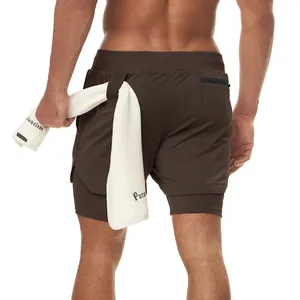 Vista posteriore di pantaloncini sportivi marroni a doppio strato con passante per asciugamano