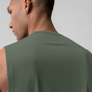 Vue détaillée du tissu en maille respirant d'un débardeur de sport vert olive