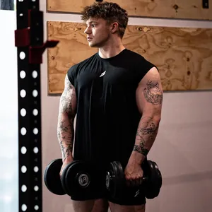 Modello fitness muscoloso con canotta sportiva nera in mesh e manubri pesanti