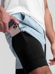 Détail du short de course 2 en 1 pour homme avec poche intérieure pour téléphone en noir.