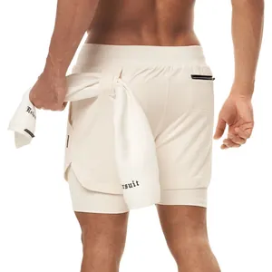 Dettaglio pantaloncini sportivi crema a doppio strato con porta asciugamano e tasca