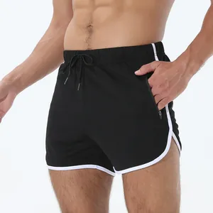 Detalle de los pantalones cortos deportivos negros de hombre con bolsillo con cremallera