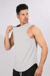 Detailweergave van lichtgrijs geribbelde gymtanktop met elasticiteit en pasvorm