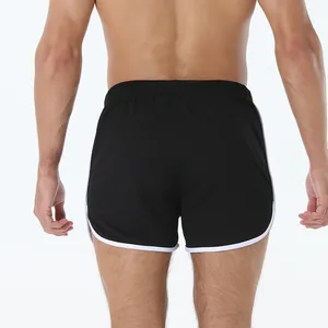 Vista trasera detallada de pantalones cortos deportivos negros con ribete blanco para hombre