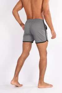 Rückansicht der grauen schnelltrocknenden Herren-Sportshorts für Laufen und Fitnesstraining.
