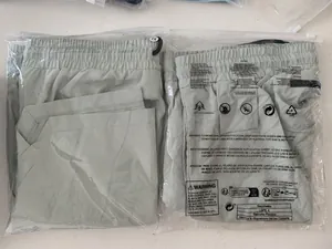 Primo piano di pantaloncini sportivi da uomo in imballaggi di plastica trasparente