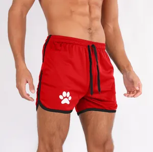 Detailansicht der roten Schnelltrocknenden Mesh-Fitness-Shorts für Herren mit Pfotenabdruck