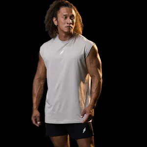 Modello muscoloso indossa un gilet sportivo beige traspirante per fitness