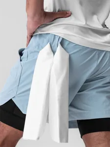 Vue détaillée du short de course 2-en-1 pour homme montrant la boucle porte-serviette.