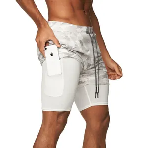 Dettaglio di pantaloncini sportivi 2-in-1 da uomo con tasca interna per telefono