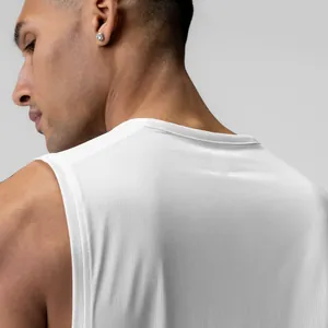 Gros plan du tissu en mesh blanc respirant d'un débardeur de sport pour homme à séchage rapide