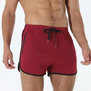Detalle de pantalones cortos deportivos para hombre burdeos de secado rápido con malla