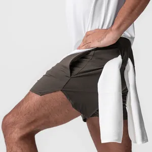 Vista laterale degli shorts sportivi verde oliva da uomo con asola per asciugamano