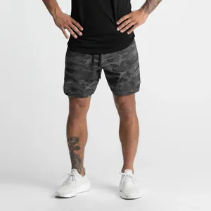 Vista dettagliata dei pantaloncini sportivi 2-in-1 mimetici da uomo con fodera in rete traspirante