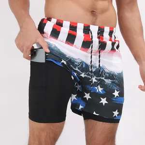Détail de short de sport double épaisseur pour homme avec poche téléphone intégrée.