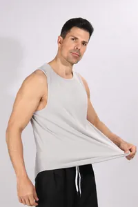 Detail van heren sneldrogende geribbelde sporttanktop met een hoge elasticiteit