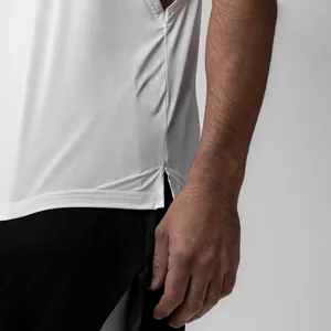 Détail en gros plan du tissu en maille respirante blanche d'un débardeur de sport pour homme