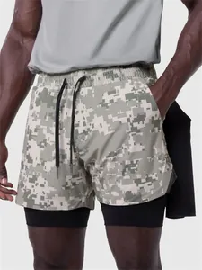 Vue détaillée du short de course 2-en-1 camouflage numérique pour homme avec couche