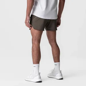 Vista posteriore dei pantaloncini sportivi in mesh verde oliva scuro da uomo per fitness