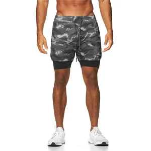 Pantaloncini sportivi 2 in 1 uomo motivo mimetico con vita elastica e coulisse