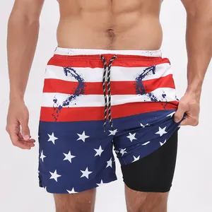 Vue détaillée du short de plage double couche pour homme avec imprimé drapeau américain