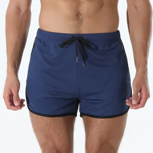 Detalle de pantalones cortos deportivos para hombre con diseño de ajuste y cordón en cintura
