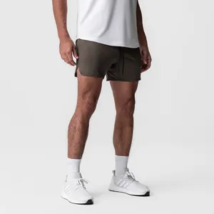 Vista dettagliata dei pantaloncini sportivi in mesh oliva da uomo con spacco laterale