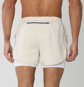 Vue arrière du short de course beige pour hommes avec poche zippée et doublure blanche
