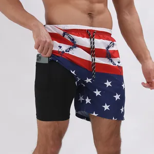 Vue détaillée du short de plage double couche pour hommes avec poche pour smartphone.