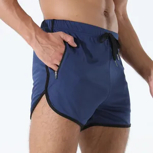 Detalle de pantalones cortos de carrera azul marino con borde negro y bolsillo