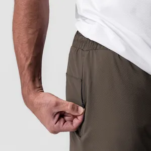 Primo piano di pantaloncini sportivi in mesh traspirante con tasca laterale con zip