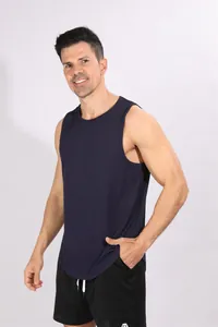 Detail van marineblauw snel drogend geribbeld sporthemd voor heren fitness training.