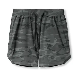 Dettaglio dei pantaloncini sportivi 2-in-1 mimetici da uomo per corsa e fitness