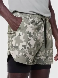 Détail rapproché du short de course 2 en 1 respirant pour homme avec imprimé camouflage