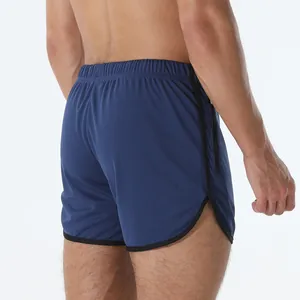 Vista macro detallada de los pantalones cortos deportivos de malla azul marino para hombres