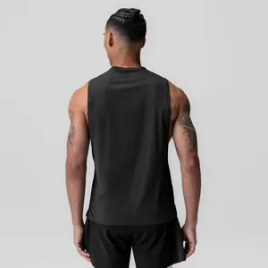 Vue arrière détaillée d'un débardeur de fitness en maille noire respirante pour homme