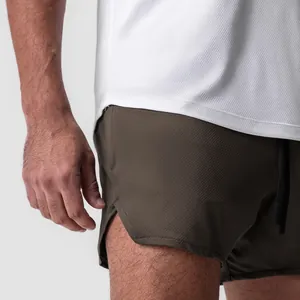 Dettaglio ravvicinato di pantaloncini sportivi da uomo in mesh ad asciugatura rapida