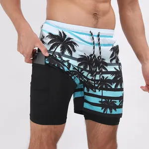 Gros plan sur un short de plage double couche pour homme avec poche téléphone interne.