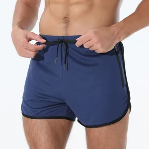 Primer plano de pantalones cortos deportivos azul marino para hombre de secado rápido