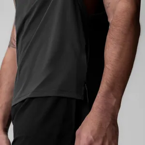 Vue détaillée de la texture mesh noir respirant sur le débardeur de sport pour hommes