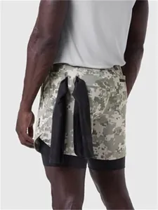Vue arrière du short de sport double couche camouflage avec boucle porte-serviette