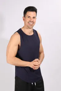 Detail van een navy blauwe geribbelde heren tanktop voor fitness, gym en training