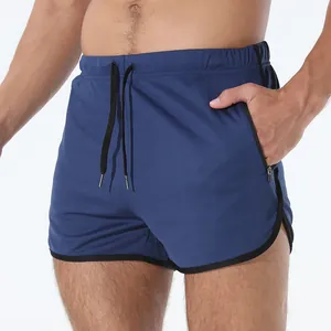 Detalle de pantalones cortos deportivos azul marino para hombre con bolsillo con cremallera