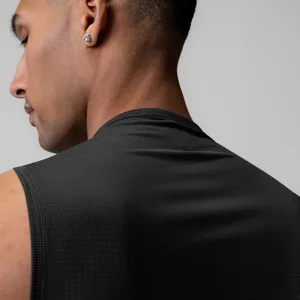Vue rapprochée du tissu en maille noire respirante pour débardeur de sport fitness homme